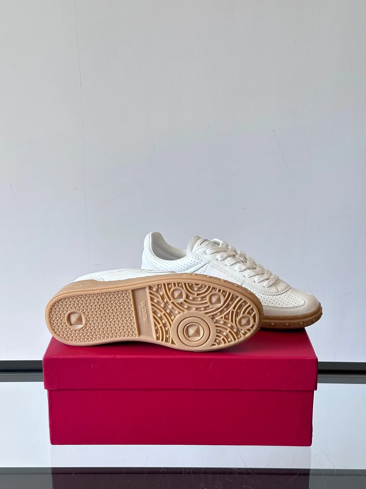 Factory price: 438💰Original quality, top version on the market VALENTINO (Valentino) latest fashion week catwalk [couples 👫 model], unique design, fashionable family specializes in slim feet🔥A fashion product of Baita [strong] Fabric: The toe is made of high mercerized triangular grain cowhide and A-grade full-grain cowhide, original lasting process Inner lining: cowhide lining + men's shoes 💰U hanging mesh feet, heels and tongues decorated with VaIentin* shallow relief oversized rivets Size: 38-44, customized 45